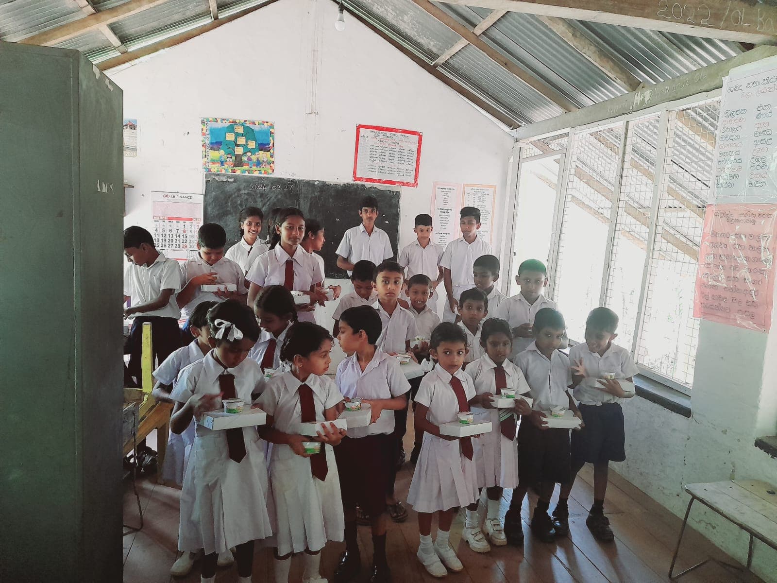 การแจกจ่ายสื่อการเรียนและอาหารกลางวันสำหรับแผนกจูเนียร์ของโรงเรียนดัมบาเวลา วิทยาลัย ปี 2023